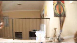 El chico se folló la belleza, cargando una polla entre sus grandes puntos.