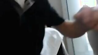 Joven pareja se la follan en la biblioteca antes de la webcam