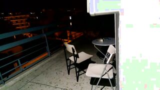 El chico espía en los amantes del sexo en el balcón café.