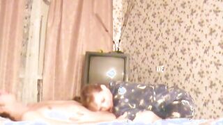 Joven esposa despierta a su marido y salta en su polla.