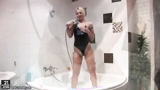 El dispositivo tetona llegó a un orgasmo con un alma y un miembro de goma.