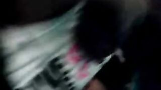 El chico aclaró el cáncer moreno en el baño.