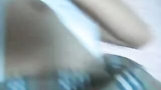 Mamasha se masturba una botella para alimentar y atenuarse salchichas.