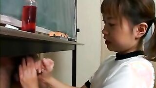 Sweetheart Asian lanzala en un condón y mantequilla con ambas manos.