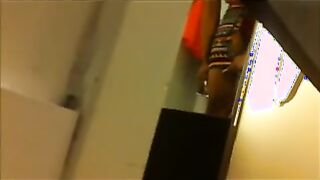 El vendedor espía en la chica tetona en el vestuario.