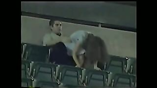 Perra rizada salta en un miembro de un fanático de fútbol en el podio