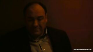 Kristen Stewart en la mini falda seduce un tipo maduro en el club