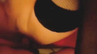 El tipo ordenó una puta para una mamada y follada en un condón.