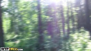 Chica rusa follada por dos chicos en el parque