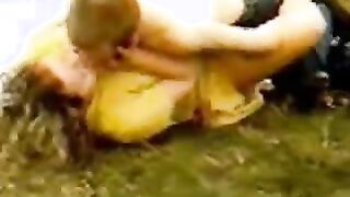 El chico público se folla a la polla en el festival de la cerveza.