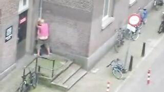 Eliminado el chico se folla públicamente al bebé rubia