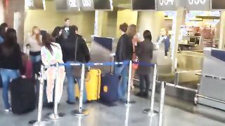 El guardia pateó a la feminista rusa en tanga del aeropuerto.