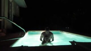 Patzan espió como un vecino folla a una amante con baches en la piscina