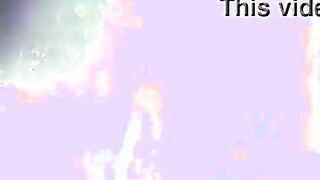 Magnífica chica en vestido ondulado gana hermoso culo