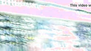 La niña se inclina en la tienda e involuntariamente muestra las nalgas.