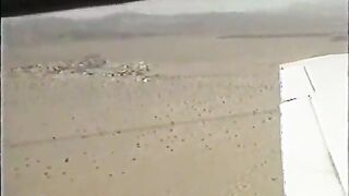 El piloto del amante contrata dos putas para que rayen su vuelo bandoral.