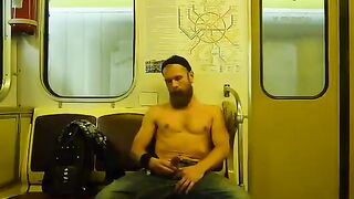 Hipster barbudo se masturba en el coche del metro