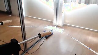 Rubia delgada en la lavandería hermosa folla coño con la máquina de sexo en la webcam