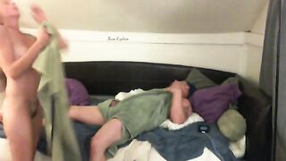 La cámara de esposa oculta se quitó la mierda y bebe un marido calvo y una niñera.