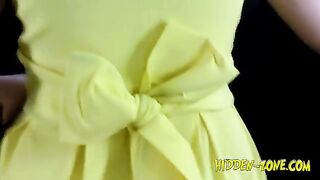 El tío persigue en el metro de pollitos en vestidos y elimina en secreto su culo en la cámara.