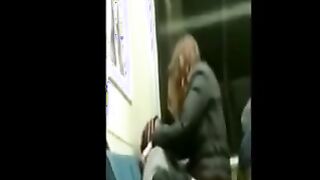Una pareja follada en el coche de metro, volviendo de las fiestas.