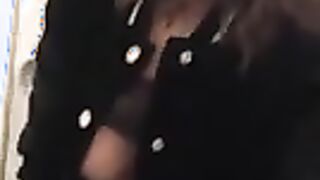 Estudiante tetona Masturbando el coño en el baño de aviones