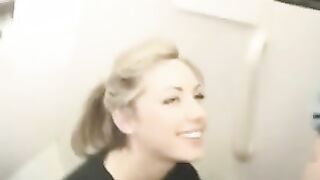 Litros pequeñas llenas de novia con su hora después de la mamada en el baño del avión.