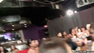 Follando con una stripigante después de la mamada del grupo en un club nocturno