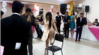 El graduado duró la entrepierna debajo de la falda, tomando un vestido en una fiesta.