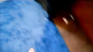 La perra rusa en Leggings Leopard le da un amante con una cámara en el coño