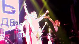 Desnudo Alice Vox abraza Sergey Shnurov en un concierto en Moscú