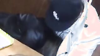 Una pareja atrapada durante una mamada pública en una cafetería y criado en la risa.