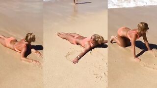 Britney Britney Spears en un traje de baño naranja se encuentra en la playa