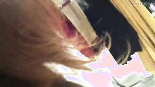 La niña en las corridas con esperma en el culo caminando con un chico de compras.