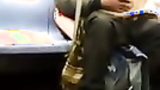 El pollito blanco se lame con un neger en el metro, sentado sobre sus rodillas.